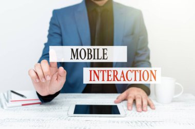 Kavramsal başlık Mobil Etkileşim. Mobil kullanıcılar ve bilgisayarlar arasındaki etkileşimin kavramsal fotoğrafı İletişim Teknolojisi Akıllı Telefon Sesi ve Video Çağrısını sunar