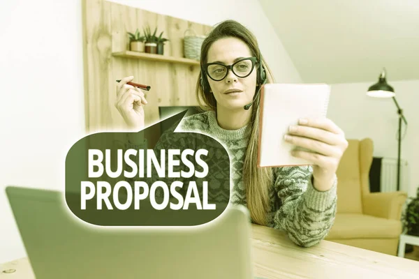 Ręczne pisanie znaku Biznes Propozycja. Business approach written offer from a seller to a prospect buyer Abstract Writing New Blog Content, Reading Online Articles And News — Zdjęcie stockowe