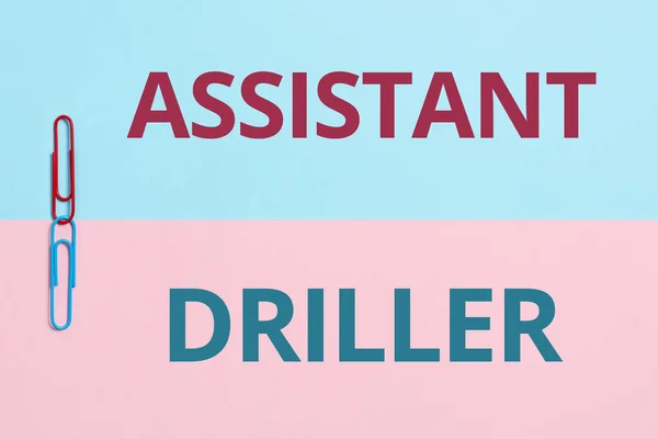 Écriture affichant le texte Assistant Driller. Approche commerciale pour aider et aider le foreur pendant les opérations de forage Deux objets disposés face à l'intérieur vers l'extérieur sur un fond coloré séparé — Photo