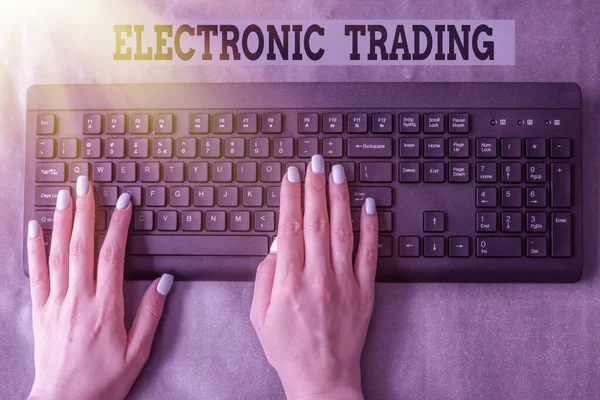 Text sign showing Electronic Trading. Business idea method of trading financial derivatives electronically Lady Hands Pointing Pressing Computer Keyboard Keys Typewriting New Ideas. — 스톡 사진