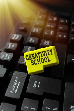 El yazısı tabelası Yaratıcılık Okulu. Öğrenciler için kelime hayal gücünü ve eleştirel düşünceyi kullanabiliyor. Yazı Bitiş Kullanıcı Lisansı Anlaşması, Yeni Ağ Parolası Yazma