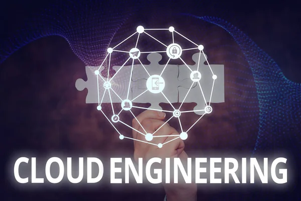 Rukopis Cloud Engineering. Obchodní koncepce aplikace inženýrských oborů na cloud computing Ruční držení puzzle kus odemykání nové futuristické technologie. — Stock fotografie