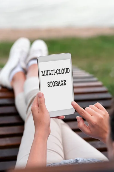 Концептуальный заголовок Multi Cloud Storage. Концептуальное использование нескольких облачных вычислений и служб хранения данных Voice And Video Calling Capabilities Connecting People Together — стоковое фото