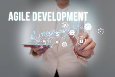 Kavramsal başlık Çevik Gelişim. Kişisel işlevselliği olan takım elbiseli bayan ve gelecekteki görüntü sunumunu gerçekleştiren iş ortaklığı..