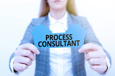 Metin İşlem Danışmanı gösteriliyor. İşletme bölümünden biri süreci araştırıyor ve analiz ediyor. Genç bir İş Kadını İş Dünyasında Ev Sahipliğini Sunuyor.