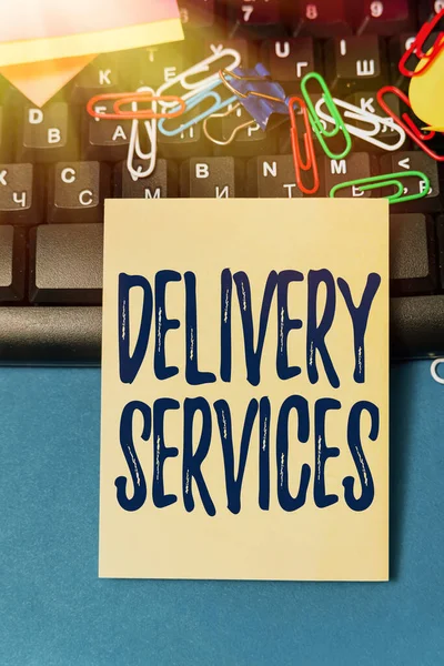 Schrijven weergeven van tekst Delivery Services. Woord Geschreven over het vervoer van goederen tussen twee of meer partijen Multiple Assorted Collection Office Stationery Photo Placed Over Table — Stockfoto