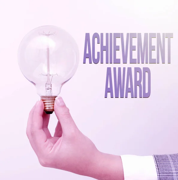 Firma che mostra il premio Achievement Award. L'approccio aziendale riconosce il raggiungimento degno ed eccezionale in abilità di lavoro Lampada a mano che mostra o presenta nuove idee tecnologiche — Foto Stock