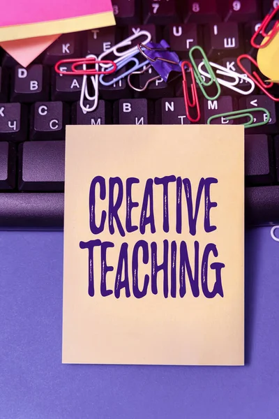 Tekst pokazujący inspirację Creative Teaching. Słowo Wpisany na co coś grzywny z sytuacji uczenia się Multiple zbiór Office Papier fotograficzny umieszczone nad stołem — Zdjęcie stockowe