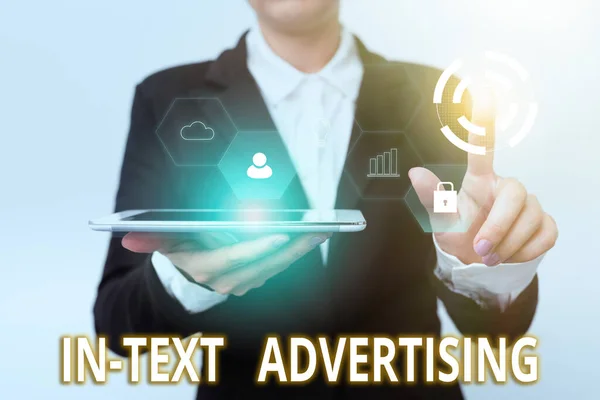 Sign kijelző szöveges reklám. Szó Írt hirdetés az interneten, amely tartalmazza a szót nő öltöny tartó Tablet mutató ujj a futurisztikus virtuális gomb. — Stock Fotó