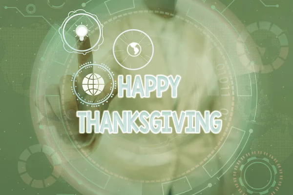 Schriftzug Happy Thanksgiving. Wort zur Feier der Ernte und des Segens des vergangenen Jahres Lady In Uniform hält Tablet in der Hand und zapft virtuell futuristische Technik an. — Stockfoto