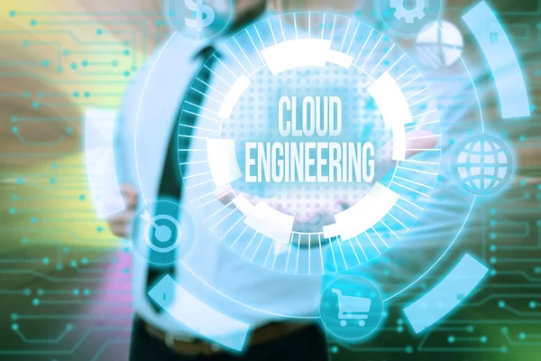 Ręczny napis Cloud Engineering. Koncepcyjne fotozastosowanie dyscyplin inżynieryjnych w chmurze obliczeniowej Gentelman Uniform Standing Holding New Futurstic Technologies. — Zdjęcie stockowe