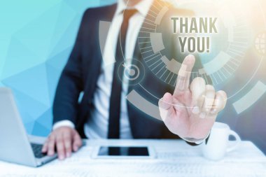 İlham göstergesi. Teşekkür ederim. İş konsepti, hediye veya hizmet veren İşveren Adam Oturan Dizüstü bilgisayar ve Geleceği Gösteren Teknoloji 'yi tanıtırken kullanılan kibar bir ifade..