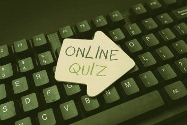 Çevrimiçi Sınav 'ı gösteren metin işareti. Oyun için kelime ya da bir zihin sporu İnternet 'te yayınlanan Sosyal Medya Yorum Mesajı oluşturma, Eğlence Soruları ve Cevaplar Yazma