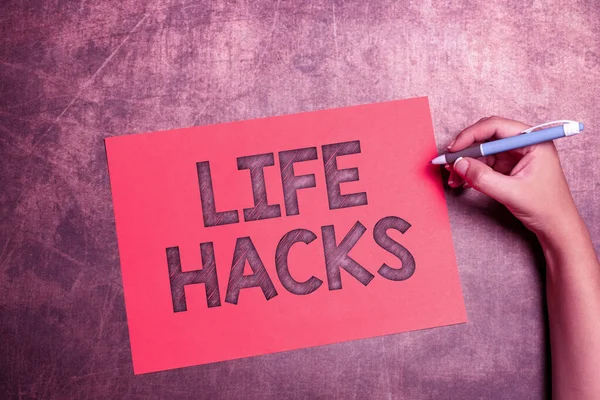 Life Hacks 를 보여 주는 문자 캡션. 효과적으로 작성하는 활동을 관리하기 위해 채택 된 전략이나 기술에 사용 된 단어 중요 한 새 디자인 구성 편지 아이디어 — 스톡 사진