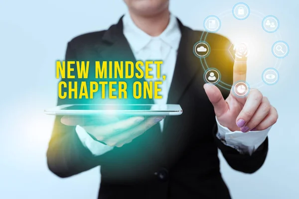 ( 영어 ) New Mindset, Chapter 1. 비지니스 아이디어의 변화에 대한 태도와 생각 이 발전하여 열심히 일하는 여성의 모습을 개선하다 Tablet Pointing Finger On Futuristic Virtual Button. — 스톡 사진