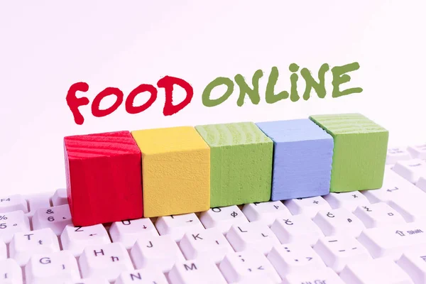 文字标题介绍网上食物。在由商店电脑笔记本电脑直接提供的网站上建立的各种食物的商业概念，用于交流、输入新思想和制定新计划 — 图库照片