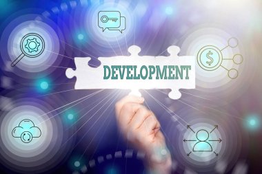 Geliştirmeyi sunan metin başlığı. İş dünyası, Sanal Modern Teknolojiyi sunan Bayan Üniformalı Ayakta Duran El 'in büyüyüp değiştiği bir döngü sergiliyor.