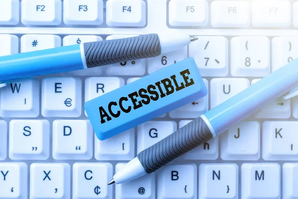 Testo che mostra ispirazione Accessibile. Business concept definito come qualcosa che si può arrivare a utilizzare o ottenere o raggiungere Dattilografia Certificazione Documento Concetto, Ridigitare i vecchi file di dati — Foto Stock