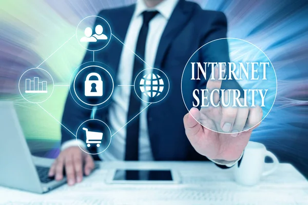 Scrittura visualizzazione testo Internet Security. Processo di panoramica aziendale per proteggere dagli attacchi su Internet Bussiness Man Sitting Desk Laptop e Phone Pointing Tecnologia futuristica. — Foto Stock