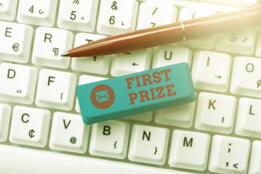 Birincilik ödülünü gösteren tabela. İnternet Konsepti en çok arzulanan ödül sadece kazanan kişiye sunulan Soyut Gönderme Çoklu Mesajları Çevrimiçi, Daktilo Grubu Dersleri