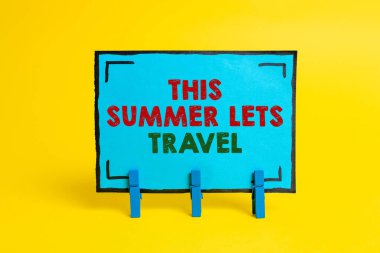 Bu Yaz Seyahate Çıkalım metni yazılıyor. Tatilde bir yerden başka bir yere iş konsepti seyahati Taze Düşünceler Gönderen Taze Fikirler Sunumu