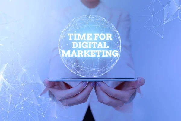 Conceptuele weergave Tijd voor Digitale Marketing. Business showcase voordeel op technologie Social Media Advertising Vrouw in pak Holding Tablet met cirkelvormige holografische weergave. — Stockfoto