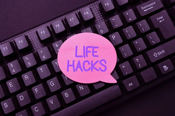 Life Hacks 를 보여 주는 문자 표지판. 사업 접근 전략 또는 기술을 활용하여 활동을 효율적으로 관리 함 온라인 브라우징 And Exploring, Creating Blog Content, Sending New Messages — 스톡 사진