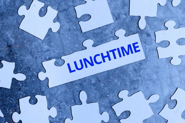 Εννοιολογική λεζάντα Μεσημεριανό γεύμα. Επιχειρηματική επισκόπηση το μεσημέρι ή στη μέση της ημέρας, όταν τα τρόφιμα τρώγονται Κτίριο Ένα ημιτελές λευκό παζλ μοτίβο με λείπει τελευταίο κομμάτι — Φωτογραφία Αρχείου