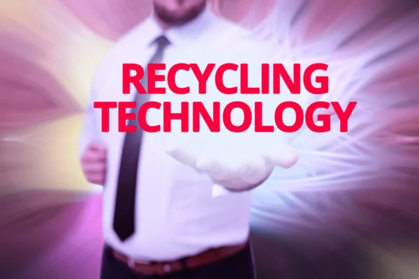 Señal que muestra la tecnología de reciclaje. Visión general de los métodos para reducir los residuos sólidos Gentelman Uniform Standing Holding Nuevas tecnologías futuristas. — Foto de Stock