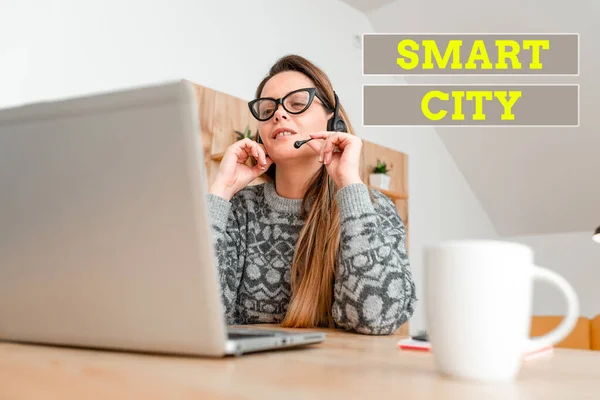 스마트 시티 (Smart City) 는 다음을 가리킨다. 인터넷 개념 (Internet Concept) 은 통신 기술을 사용하여 뉴 블로그 컨텐츠를 작성하는 데이터를 수집하는 도시 지역으로, 온라인 기사와 뉴스를 읽는다. — 스톡 사진