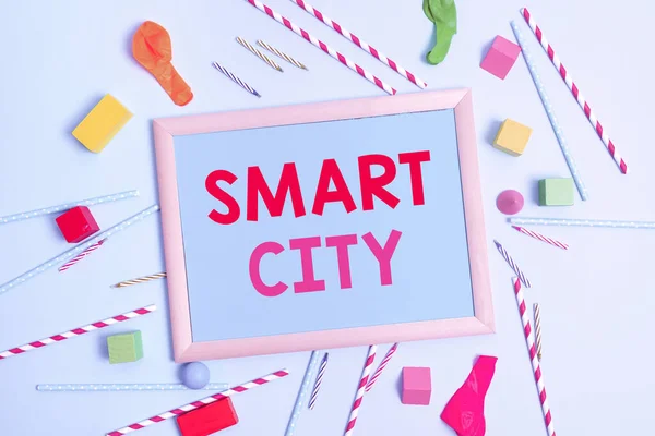 Podpis pokazujący Smart City. Słowo dla obszaru miejskiego, który wykorzystuje technologie komunikacyjne do zbierania danych Kolorowe zaproszenie Party Designs Bright Celebration Planning Ideas — Zdjęcie stockowe