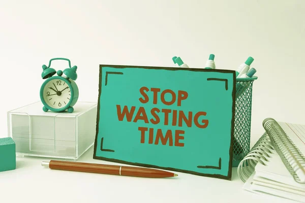 ［Stop Wasting Time］を示すテキスト記号。ビジネスショーケース組織管理スケジュールを開始今すぐそれを行うことができます整頓ワークスペース設定ライティングデスクツールと設備時間管理 — ストック写真