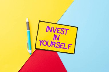 İlham, kendine yatırım yaptığını gösteriyor. İş konseptinizi geliştirin. Yeteneklerinizi geliştirin. Yüksek lisans yapın. Renkli Perspektif Pozitif Düşünce Yaratıcı Fikirler ve İlham Verin.