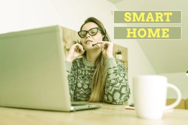 Akıllı Ev 'in el yazısı. Donanımlı ev için sözcük telefon ya da bilgisayar ile uzaktan kontrol edilebilir. Yeni Günlük İçeriği Yazma, Çevrimiçi Yazılar Okuma ve Haberler