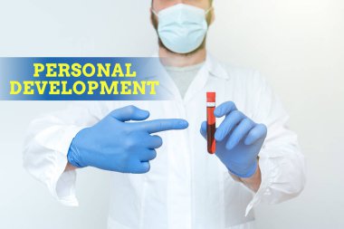 Metin Kişisel Geliştirme yazılıyor. Kimyagerin Kan Örnekleri ve Araştırma Numunesi Sunması ile Kişinin İşletme Genel Bakım Süreci