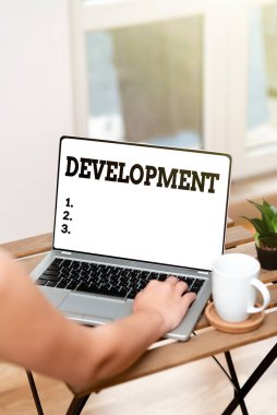 Kavramsal Görünüm Geliştirme. İş dünyası, çevrimiçi işlerde büyüyen ya da değişen ve insanları bir araya getiren bir döngü sergiliyor.