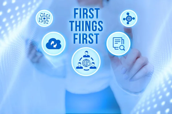 Handschriftlicher Text First Things First First. Geschäftsidee Business, Technologie, Internet, setzen Sie Ihre Prioritäten und die wichtigsten Lady Holding Tablet Drücken auf virtuelle Taste Zeigt futuristische Technologie. — Stockfoto