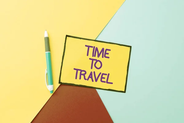 Testo che mostra l'ispirazione Time To Travel. Concetto Internet Raccogliere momenti Vecchie vie vinte t aprire nuove porte. Andiamo a esplorare. Idee e ispirazioni creative pensanti positive variopinte — Foto Stock