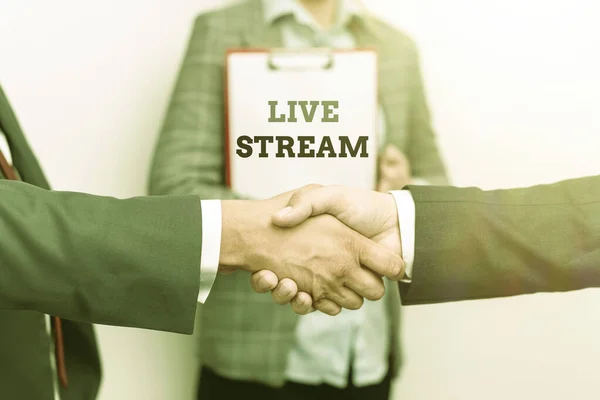 Segno di testo che mostra Live Stream. Foto concettuale per trasmettere un materiale video o audio con l'uso di Internet Due professionisti ben vestiti Corporate Businessmen Handshake Indoors — Foto Stock