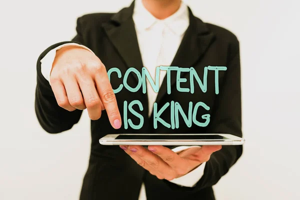 Leyenda de texto que presenta el contenido es rey. Word Written on believe that content is central to the success of a website Presenting New Technology Ideas Discussing Technological Improvement — Foto de Stock