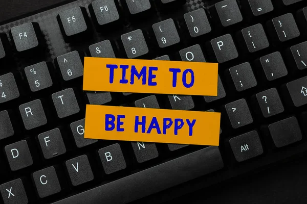 Escrevendo exibindo texto Time To Be Happy. Trabalho significativo de vitrine de negócios Trabalhadores com um propósito Local de trabalho de felicidade Conectando-se com amigos on-line, fazendo aquisições na Internet — Fotografia de Stock