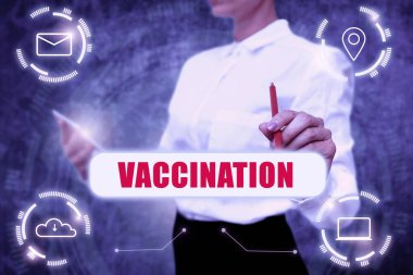 İlham aşısını gösteren bir metin. Vücudu enfeksiyona karşı güçlendiren iş yaklaşımı. Üniformalı kadın elinde tablet tutuyor. Fütüristik Teknoloji Yazıyor..