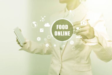 İnternette ilham veren Food 'u gösteren bir metin. Sanal Ekran Arayüzünde Sayısal Veri Dokunan İş Kadını tarafından doğrudan sunulan bir web sitesinde kurulmuş çeşitli yemek çeşitleri üzerine yazılmış sözcük.
