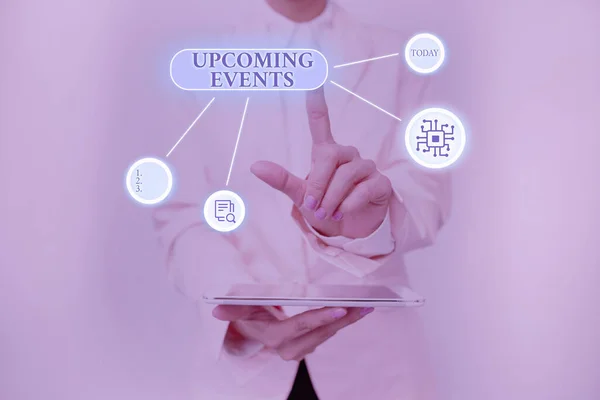 Texto a mano Próximos eventos. Concepto de Internet acerca de las ocasiones públicas o sociales planificadas Lady Holding Tablet Presionando el Botón Virtual Mostrando Tecnología Futurista. — Foto de Stock