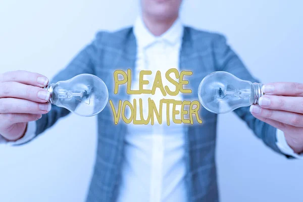 Legenda do texto apresentando Please Volunteer. Internet Concept ato de educadamente pedir para se alistar ou se inscrever em assuntos Lady roupa segurando duas lâmpadas de cabeça para baixo apresentando novas ideias de tecnologia — Fotografia de Stock