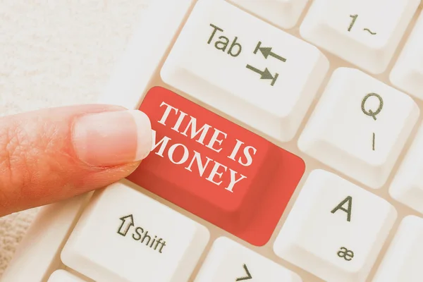 Τίτλος κειμένου που παρουσιάζει το Time Is Money. Internet Concept time is a value resource Κάνετε τα πράγματα όσο το δυνατόν πιο γρήγορα πληκτρολογώντας Ημερήσιες Σημειώσεις Υπενθύμιση, Δημιουργία Online Writing Παρουσίαση — Φωτογραφία Αρχείου