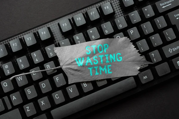 Wyświetlanie znaku Stop Marnowanie czasu. Pomysł na biznes Organizacja harmonogramu zarządzania pozwala to zrobić Zacznij teraz Abstrakcyjne wpisywanie listów zaproszeniowych online, Fixing Word Processing Program — Zdjęcie stockowe