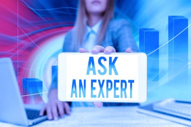 Bir Uzmana Sor metni yazılıyor. İş görüşü, Ofis Bekleme Mobil Fikirleri sergileyen bilgili bir iş kadını ya da bir şey hakkında yeteneği olan birine danışılır.