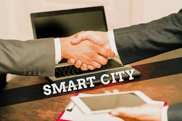 Tampilan konseptual Smart City. Konsep Internet wilayah perkotaan yang menggunakan teknologi komunikasi untuk mengumpulkan data Dua Pedagang Perusahaan Berpakaian Profesional Jabat tangan di dalam ruangan — Stok Foto