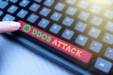 Kavramsal görüntü Ddos Saldırısı. Çevrimiçi Veri Kopyalama, Gönderme ve E- postalar küresel olarak alınırken kötü niyetli sistemin sebep olduğu normal sunucuya erişimi bozan iş genel görünümü